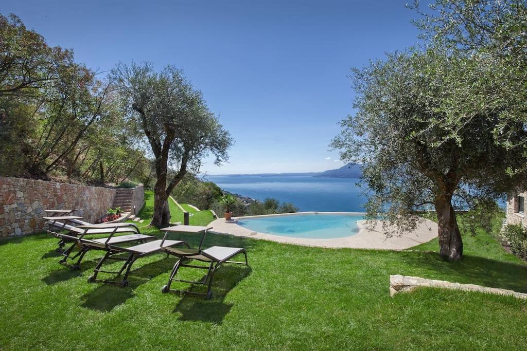 Villa Divina-Apt Armonia-Con Piscina E Vista Lago Castelletto Di Brenzone Exterior photo